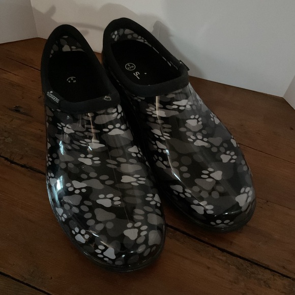 Sloggers Black and White Paw Print Shoes - Picture 1 of 5